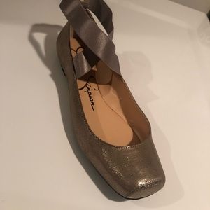 Flat pointe style shoe